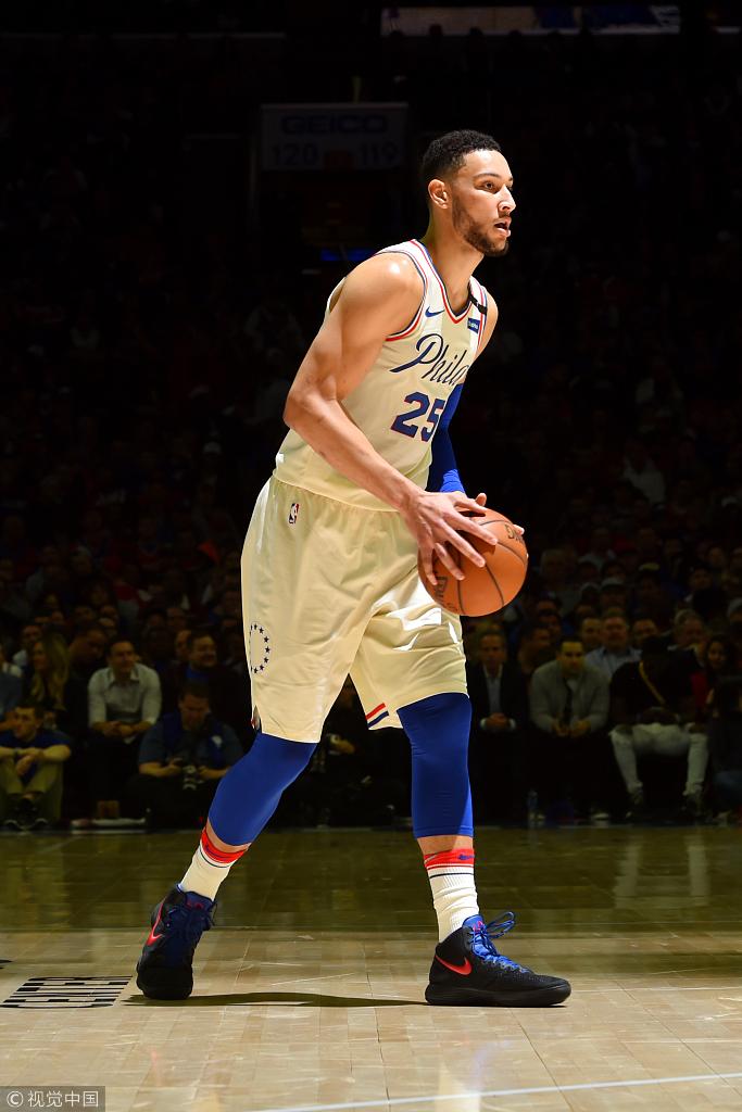 西蒙斯24 8 8陷犯规麻烦 末节带队追分仍差口气