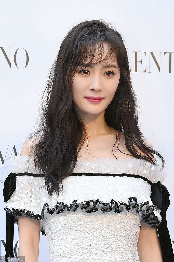 杨幂空气刘海少女范儿十足 秀细长美腿装扮清纯