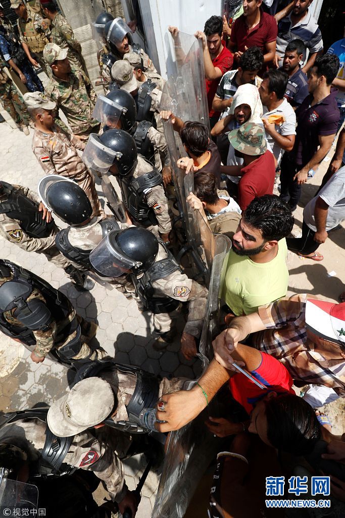 伊拉克南部爆发大规模骚乱数十人受伤