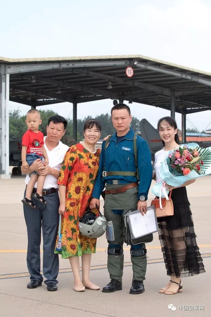 在国际赛场拿第一是什么样的体验看看他们的凯旋仪式就知道了