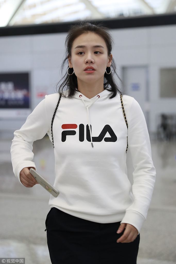 马思纯穿连帽卫衣露海绵宝宝式微笑