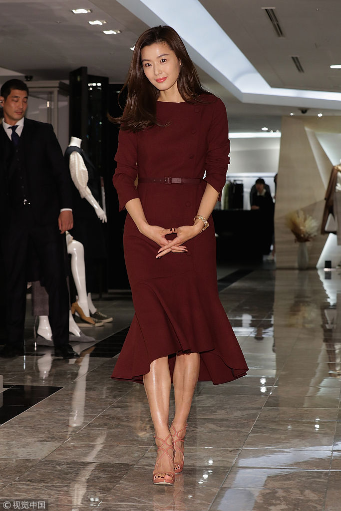 韩国女艺人全智贤鱼尾裙凹凸有致