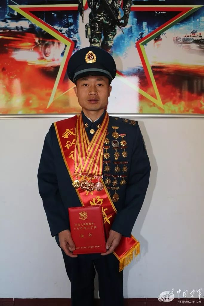 这个老兵不一般仅有初中文化入伍21年后胸前挂满军功章