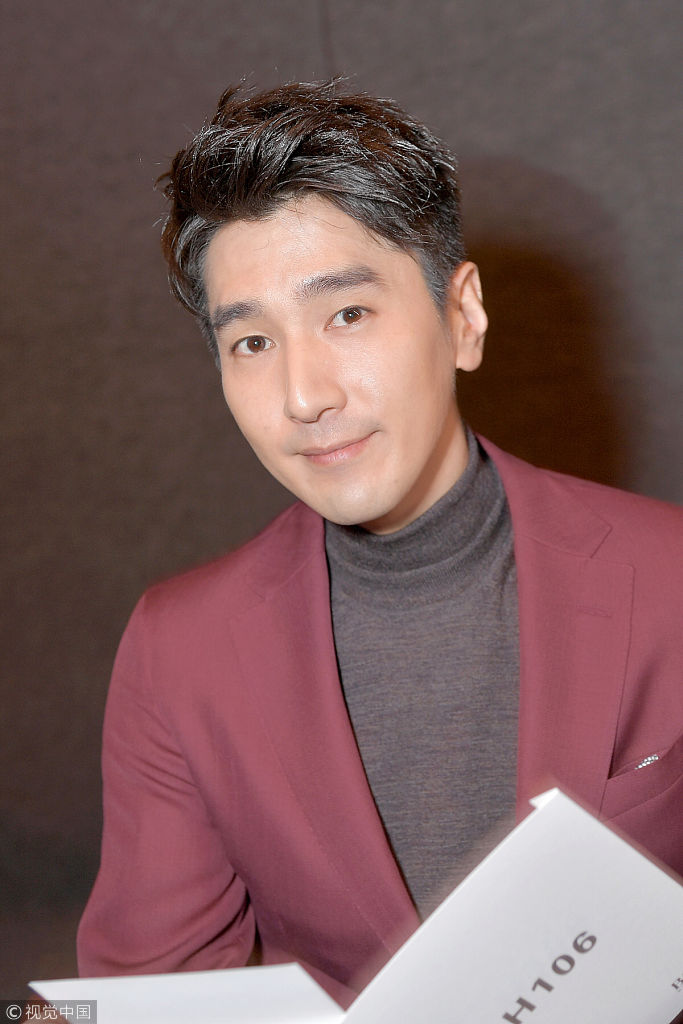 赵又廷无惧近距离高清镜头 戴圆框眼镜手捧文件化身精英男