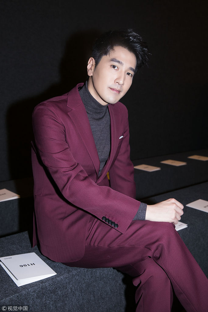 赵又廷无惧近距离高清镜头 戴圆框眼镜手捧文件化身精英男