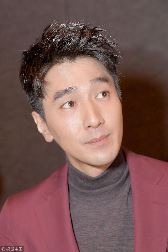 赵又廷无惧近距离高清镜头 戴圆框眼镜手捧文件化身精英男