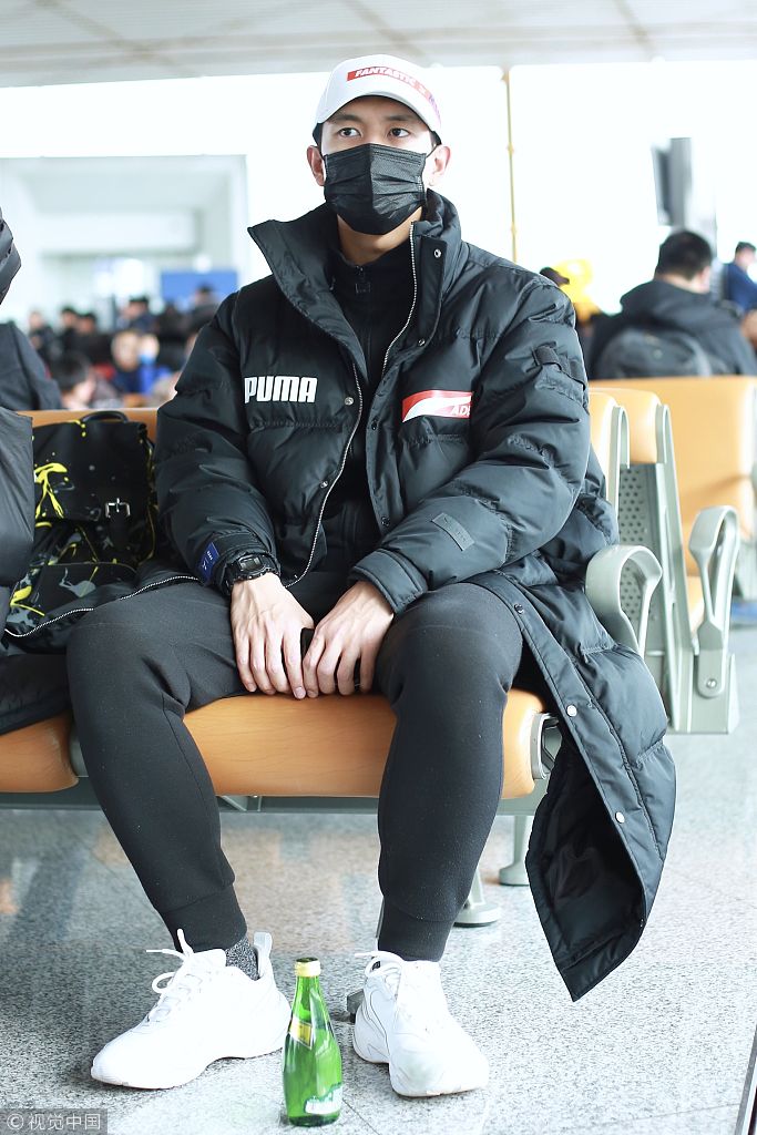 李现高大挺拔似行走的大长腿 分腿而坐坐姿霸气撩镜头