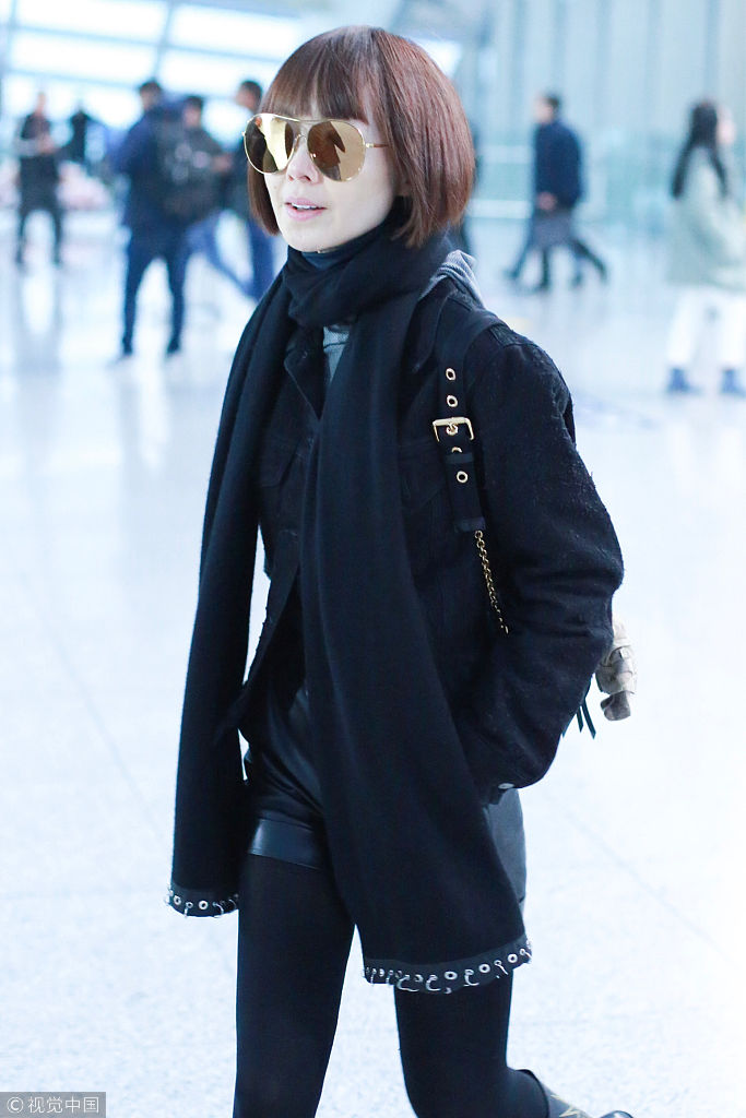 陈鲁豫戴茶色墨镜复古满分全黑look走路带风御姐范儿十足