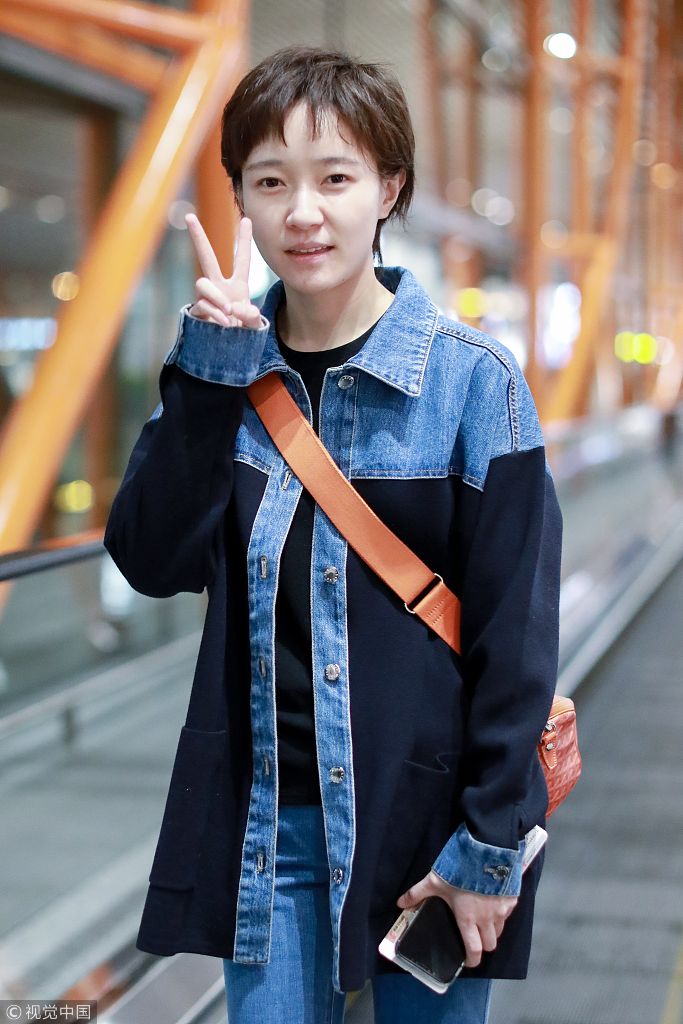 "尴尬相亲"焦俊艳男友风休闲帅气 对镜头比v低头签名显乖巧|焦俊艳