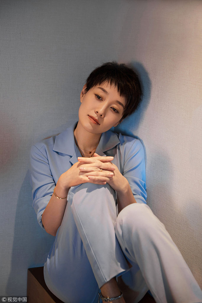 马伊琍回归超短发干练优雅 气质独特尽显高级质感
