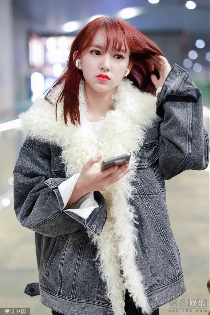 美女程潇红发配红唇表情高冷!肤白貌美惊艳魅力足