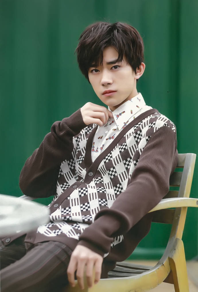 易烊千玺最新写真曝光眼神清澈棱角分明贵气优雅