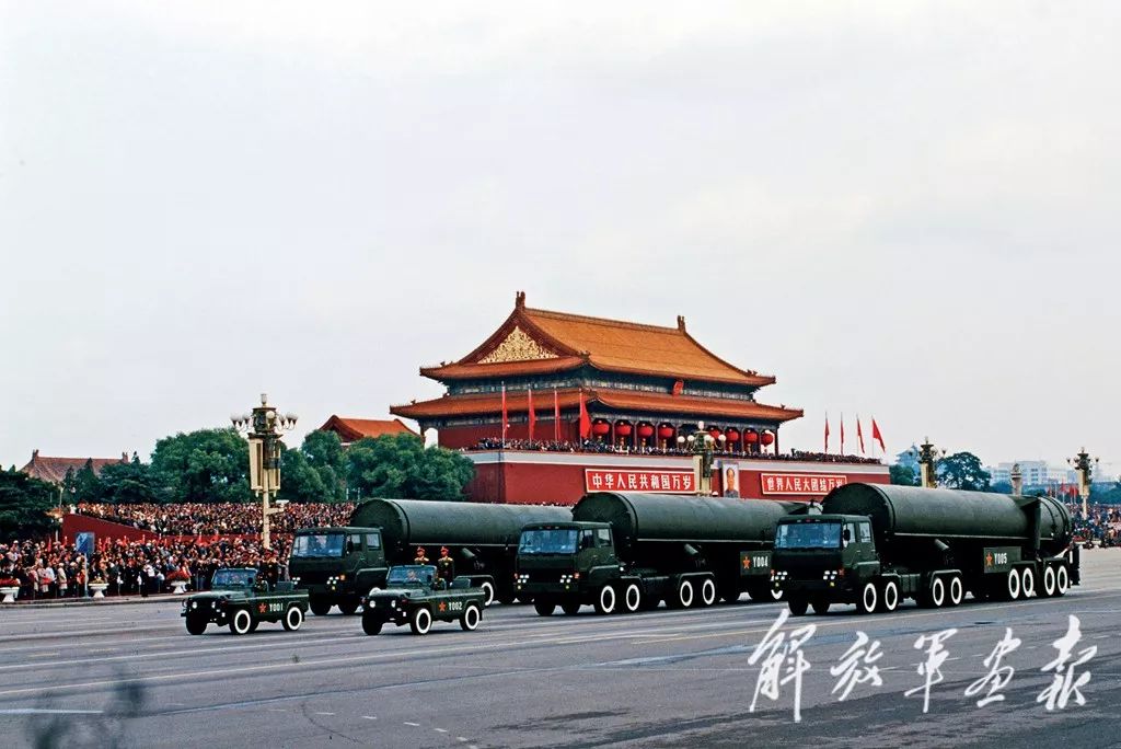 与中国海军25艘舰艇,31架各型战机云集黄海,举行盛大海上分列式和阅兵