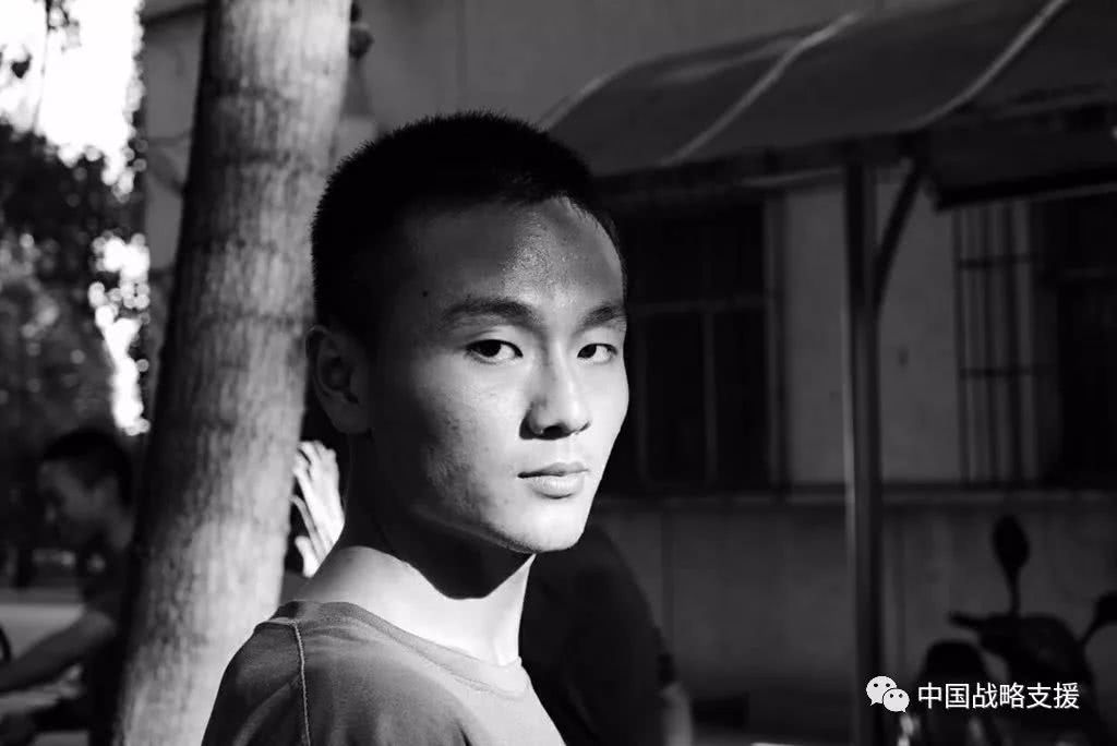 两次考入军校,这名"90后"年轻干部为啥这么拼?