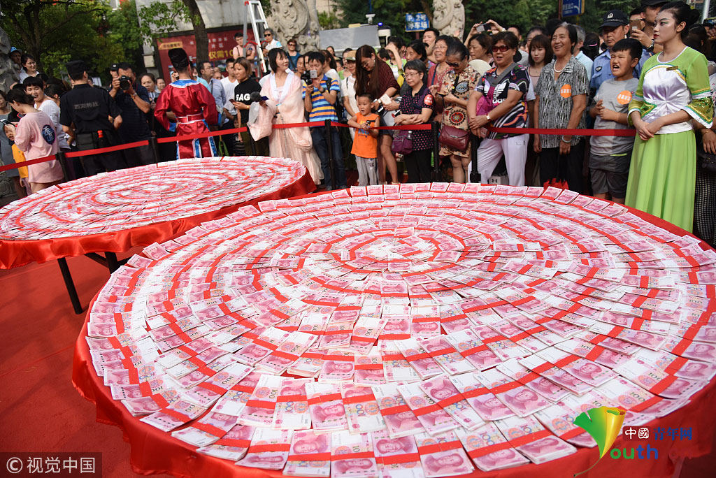 杭州:100万现金大月饼"砸"中上海市民 麻袋装钱骑驴游宋城