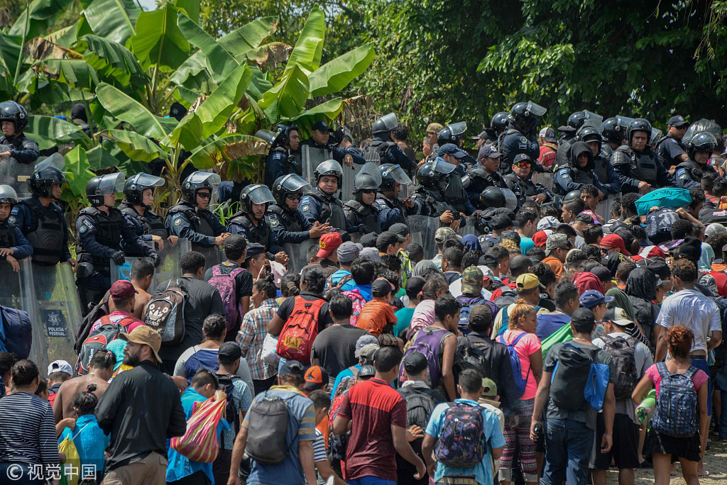 　当地时间2018年10月29日，危地马拉与墨西哥边界，洪都拉斯移民试图越过危地马拉边境进入墨西哥，持续向美国前进 @视觉中国