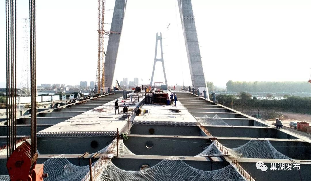 巢湖首条湖底隧道顺利贯通(组图)