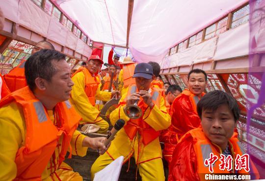 江西都昌举行民间划龙船活动迎端午