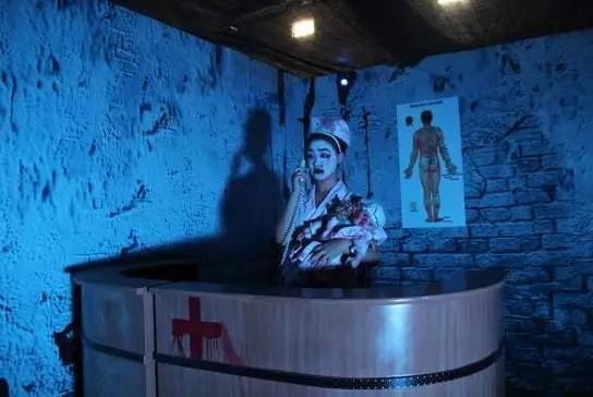 女子欢乐谷鬼屋游玩被鬼吓到磕破额头缝了三针谁该赔