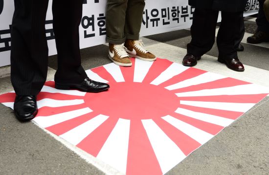 的游戏装备中就出现了旧日本军旗"旭日旗"以及"731部队"等装备和角色