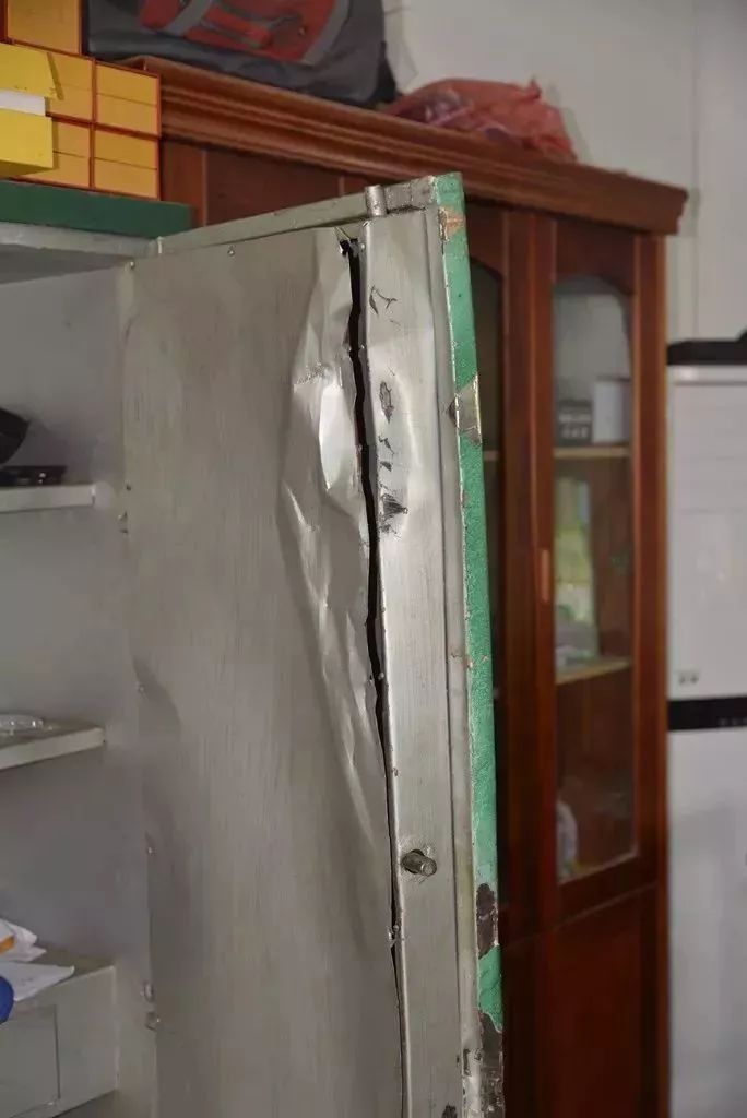 张某等人撬开的保险柜和窗户