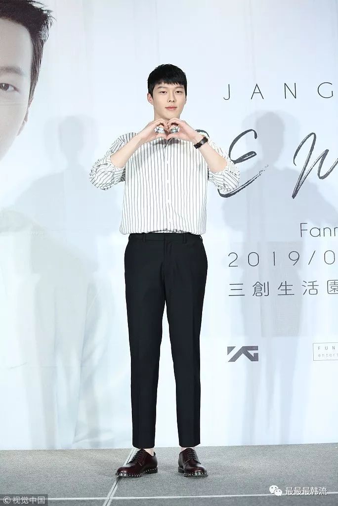 张基龙 张基龙这次出席活动选择的搭配比较简单,衬衫和西裤的常规操作