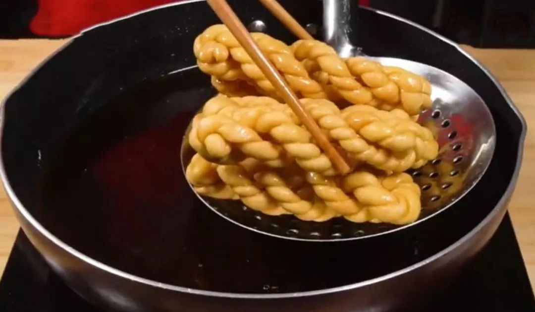 炸麻花和面最关键,学会这几步在家自己做,简单易做,一学就会