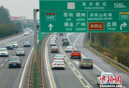 大广高速江西泰和境内迎来返程高峰