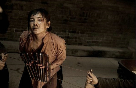 更拼的是周迅,在《风声》里面有一段拉大绳的戏,周迅在片中就受到了