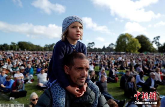 当地时间3月29日，新西兰在克赖斯特彻奇市哈格利公园举行国家纪念仪式，致哀清真寺枪击案遇难者。图为参加纪念仪式的民众。
