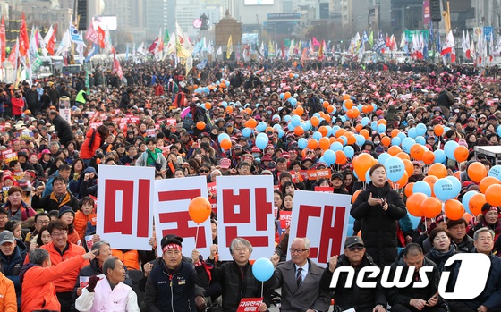  11月30日，韩国民众打出标语“反对美国”（news 1）