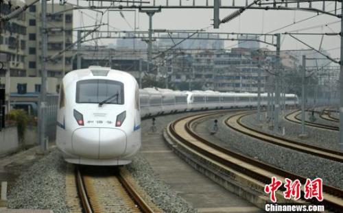 一列西成高铁动车组列车驶离站台。 刘忠俊 摄