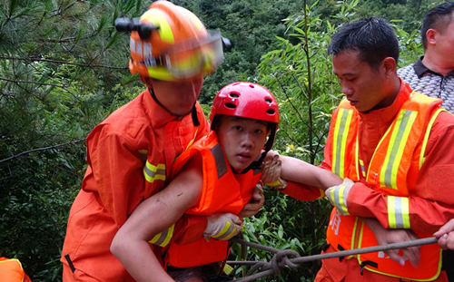 少年被困瀑布消防紧急救援
