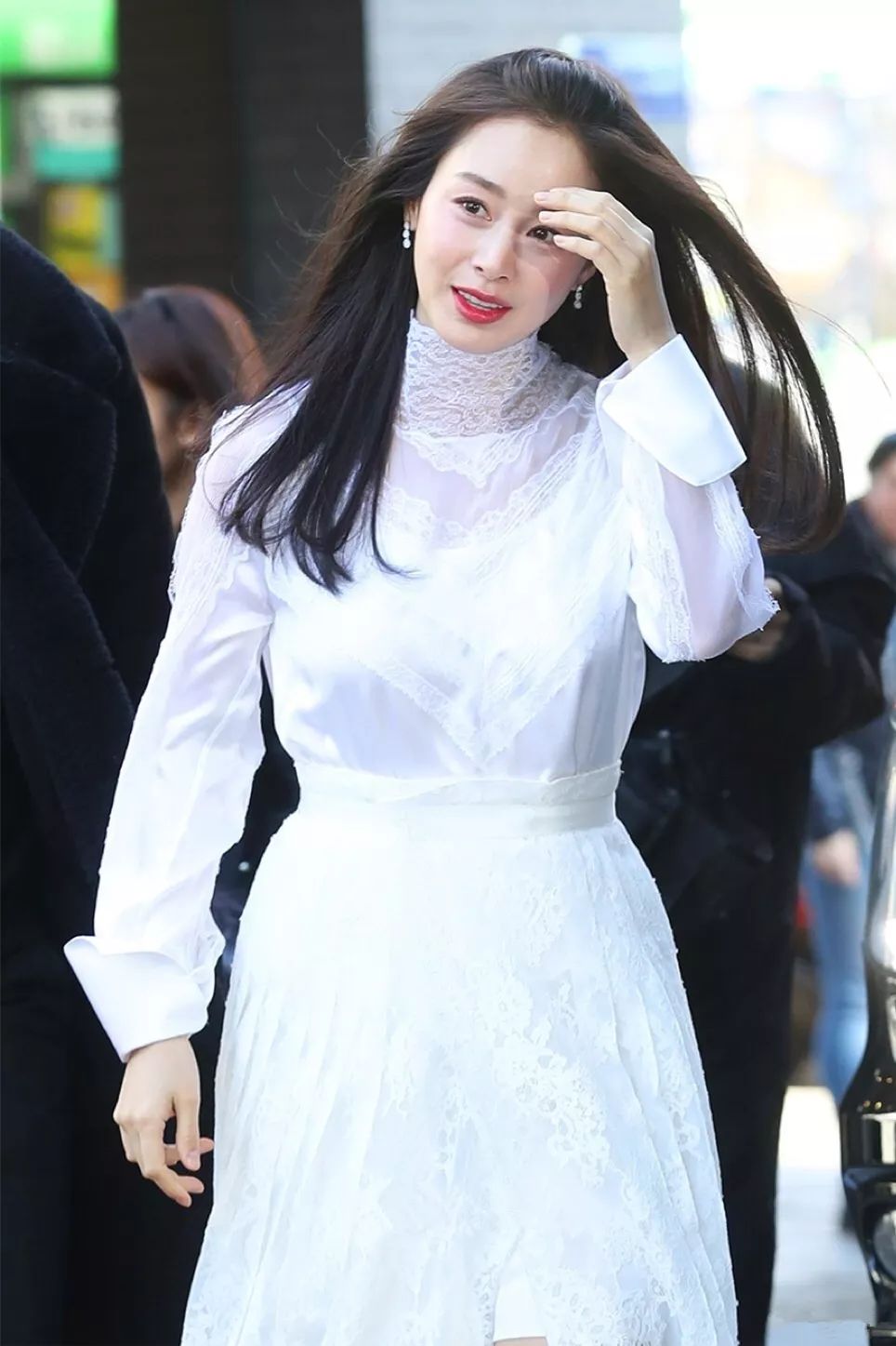 rain妻子金泰希产后复出,穿白裙清新优雅,纯天然美人脸一点没变