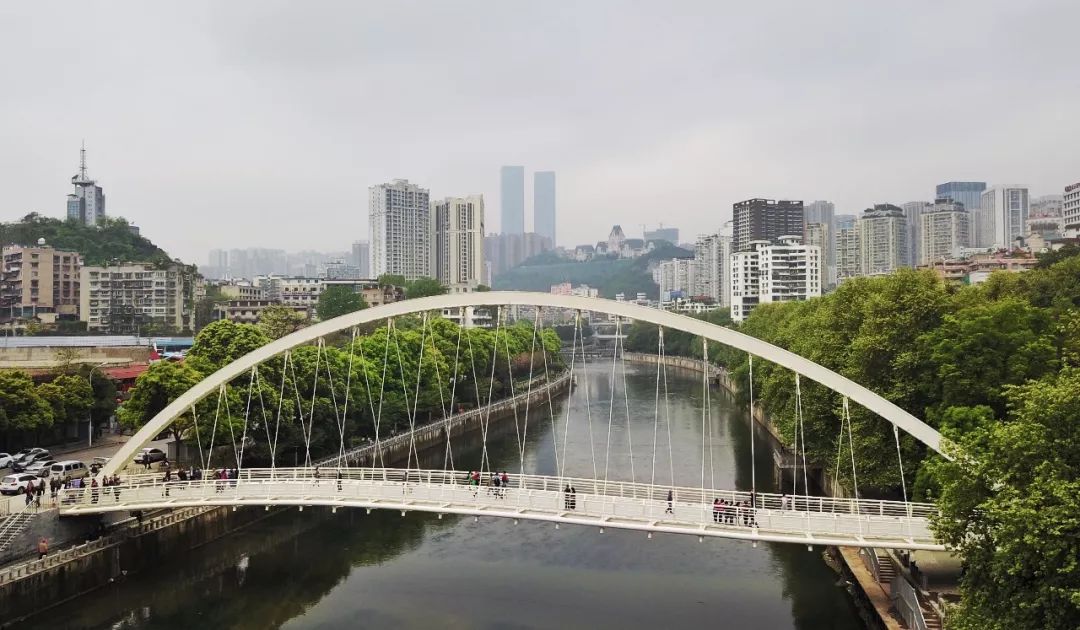 航拍重建的河滨公园波浪形跨河天桥连通青云路4月中旬正式通行