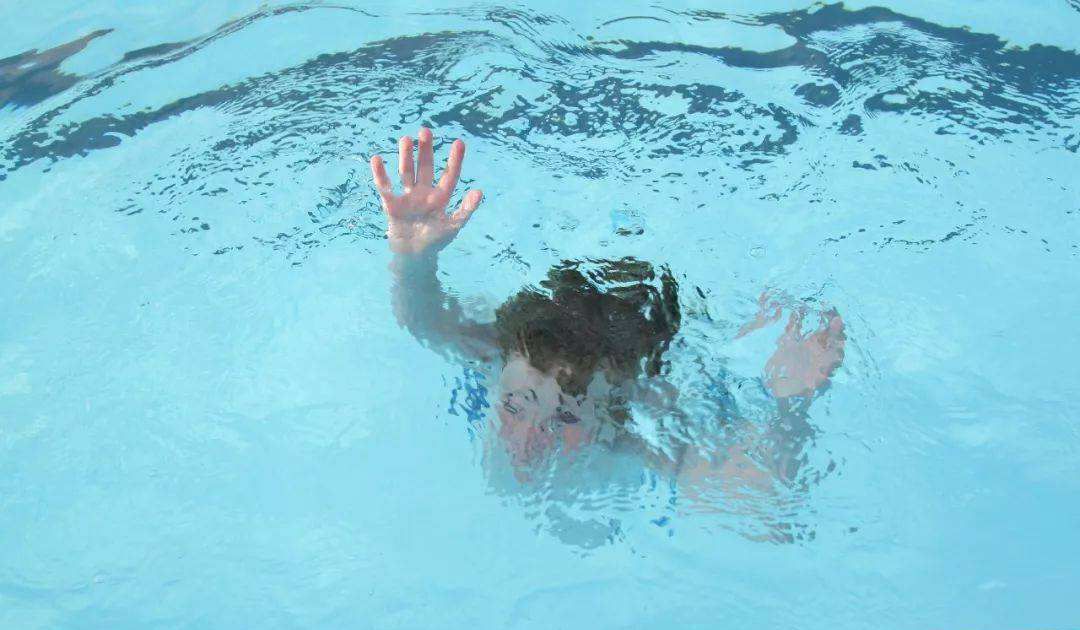 "一条朋友圈,杀死了我两个孩子"8岁双胞胎姐妹青岛溺亡