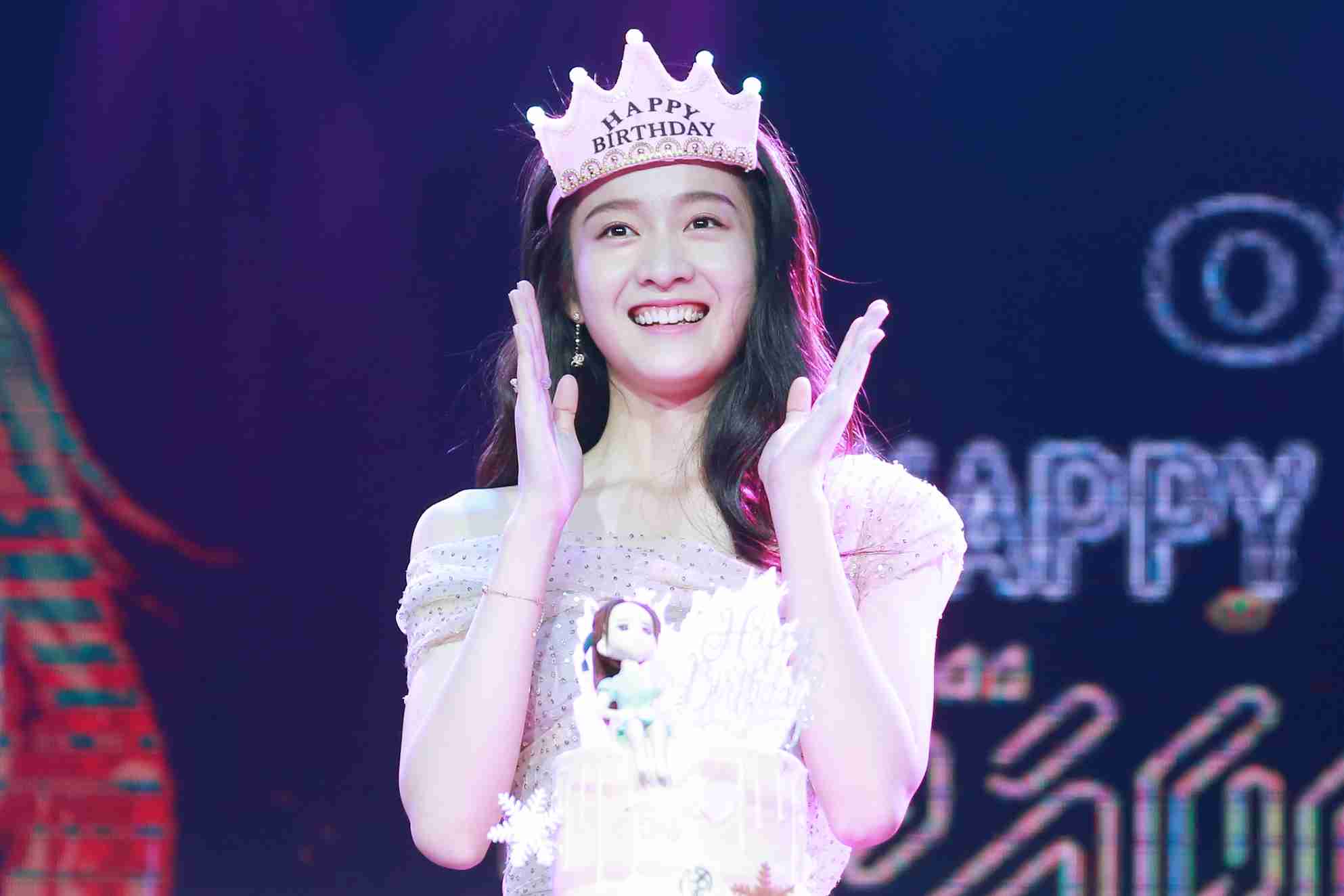 张雪迎"欢迎光临"生日会人气爆棚 亲密互动打造与粉丝的暖心瞬间