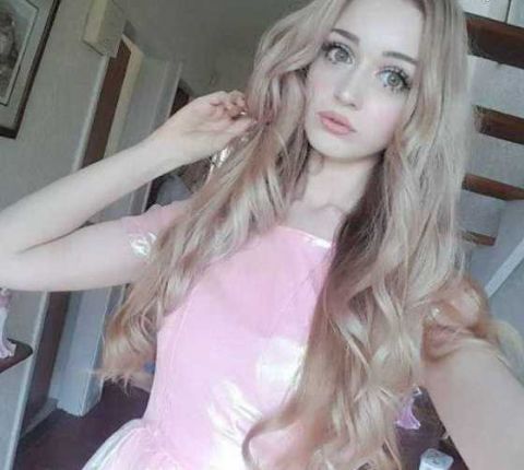 英国漂亮女孩至今没有男友,当她卸妆后男孩们争抢着和她交往!