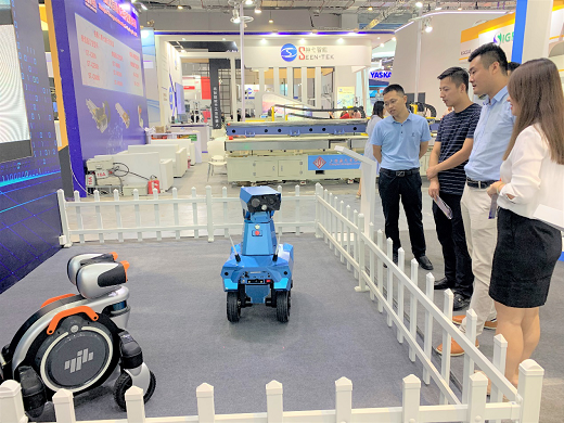 现场,亿嘉和还展示了室内,室外智能巡检机器人等产品,引来现场媒体