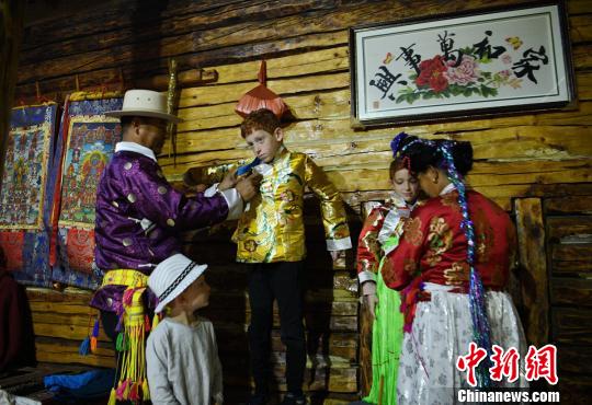 12名中外小朋友泸沽湖体验摩梭成人礼