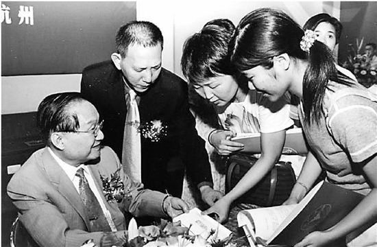 红花会群雄与御前侍卫夜斗西湖;《倚天屠龙记》中殷素素与张翠山相遇