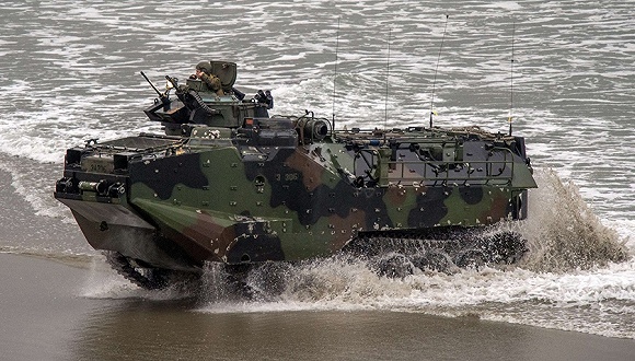 2014年2月19日,美国加州,日本陆上自卫队士兵操作aav7型两栖突击车