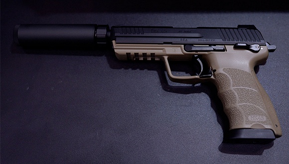 2018年5月25日,翟俊武坐在被告人席上,否认检方指控的"涉嫌非法买卖