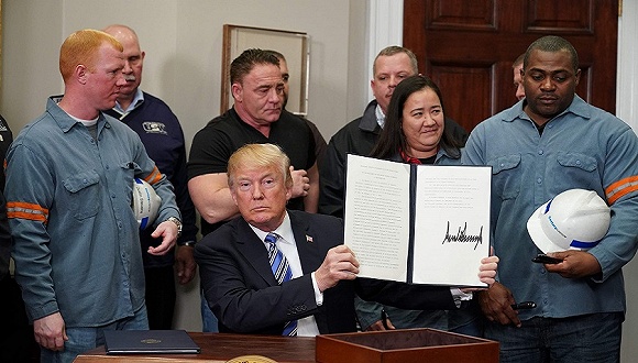 3月8日,美国华盛顿,美国总统特朗普在白宫签署一份关于钢铁和铝的联合