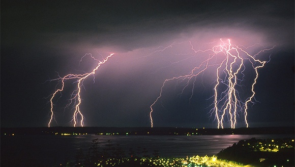 云南丘北发生雷击事件:7名儿童捡菌子遭雷击致