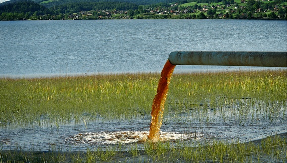 国务院大督查:污水直排灌溉渠 水质监测探头插入矿泉水瓶