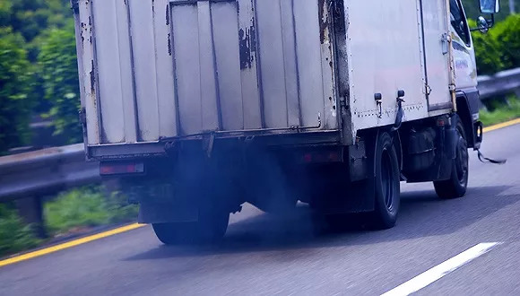 图片来源:视觉中国 机动车尾气已成为中国空气污染的重要来源,防治的