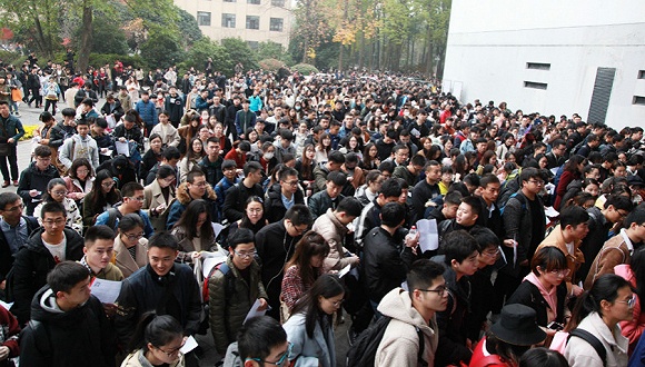 2018年12月2日,南京,在南京林业大学考点拍摄的照片,现场考生在考前看