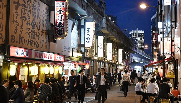 日本东京,放工后的公司职员在有笑町一条幼径里的喝酒吃饭。 图片来源:视觉中国