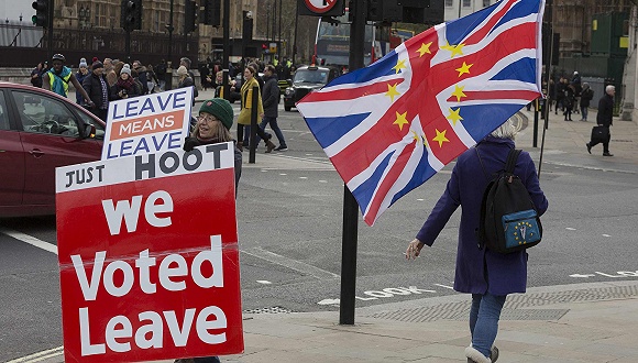  1月14日，英国伦敦，去留欧两派英国民众在议会大厦外示威。图片来源：视觉中国
